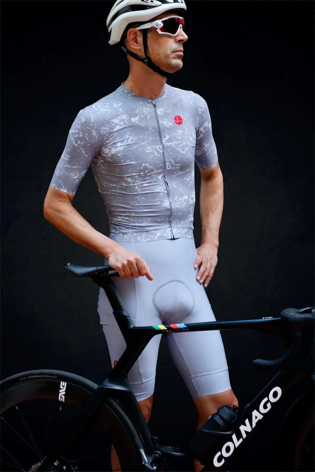 Maillot ciclista color gris con cremallera central